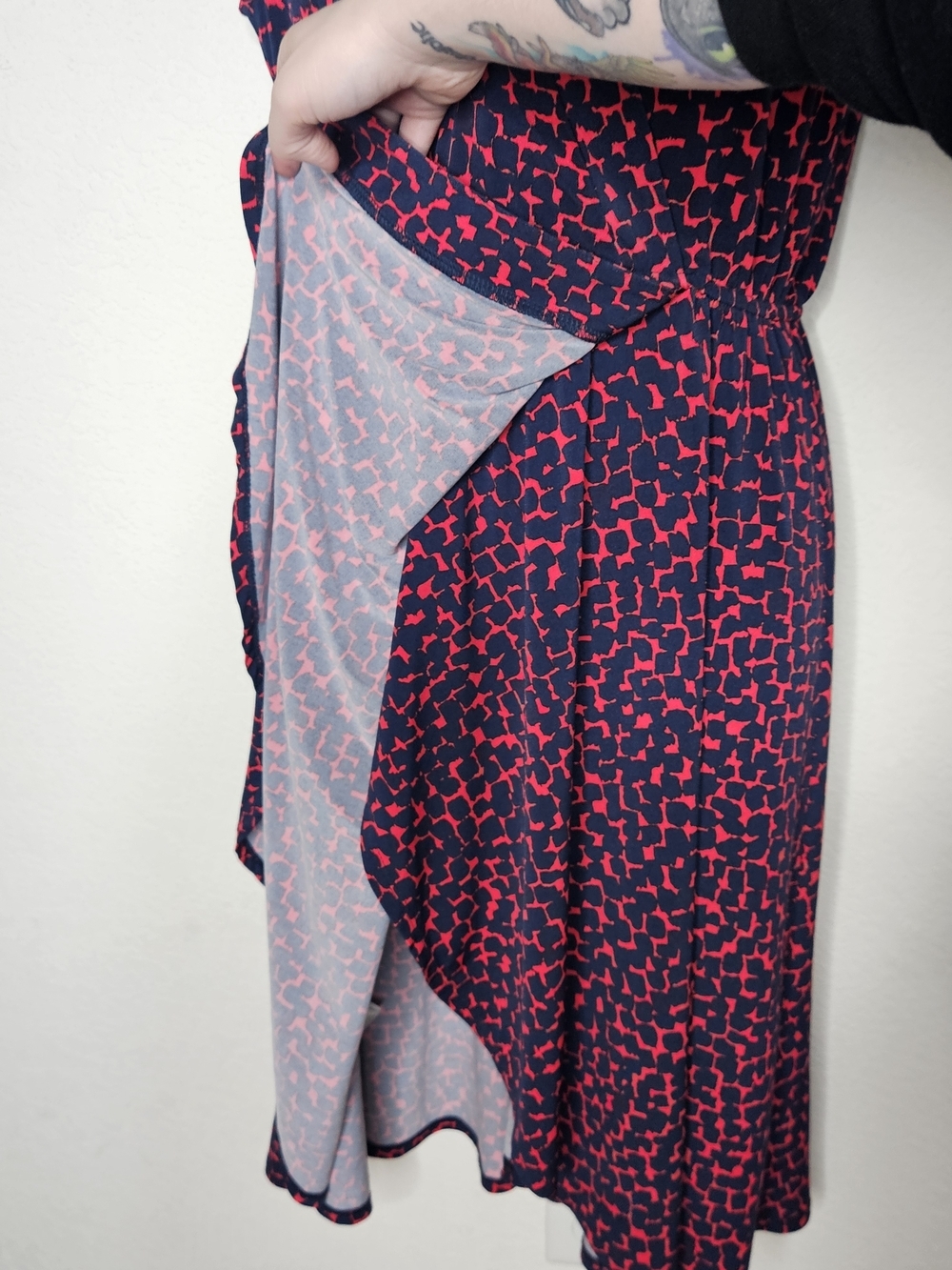 BCBG MaxAzria Navy and Pink Abstract Print Surplice V-Neck Midi Faux Wrap Dress - Picture 4 of 10